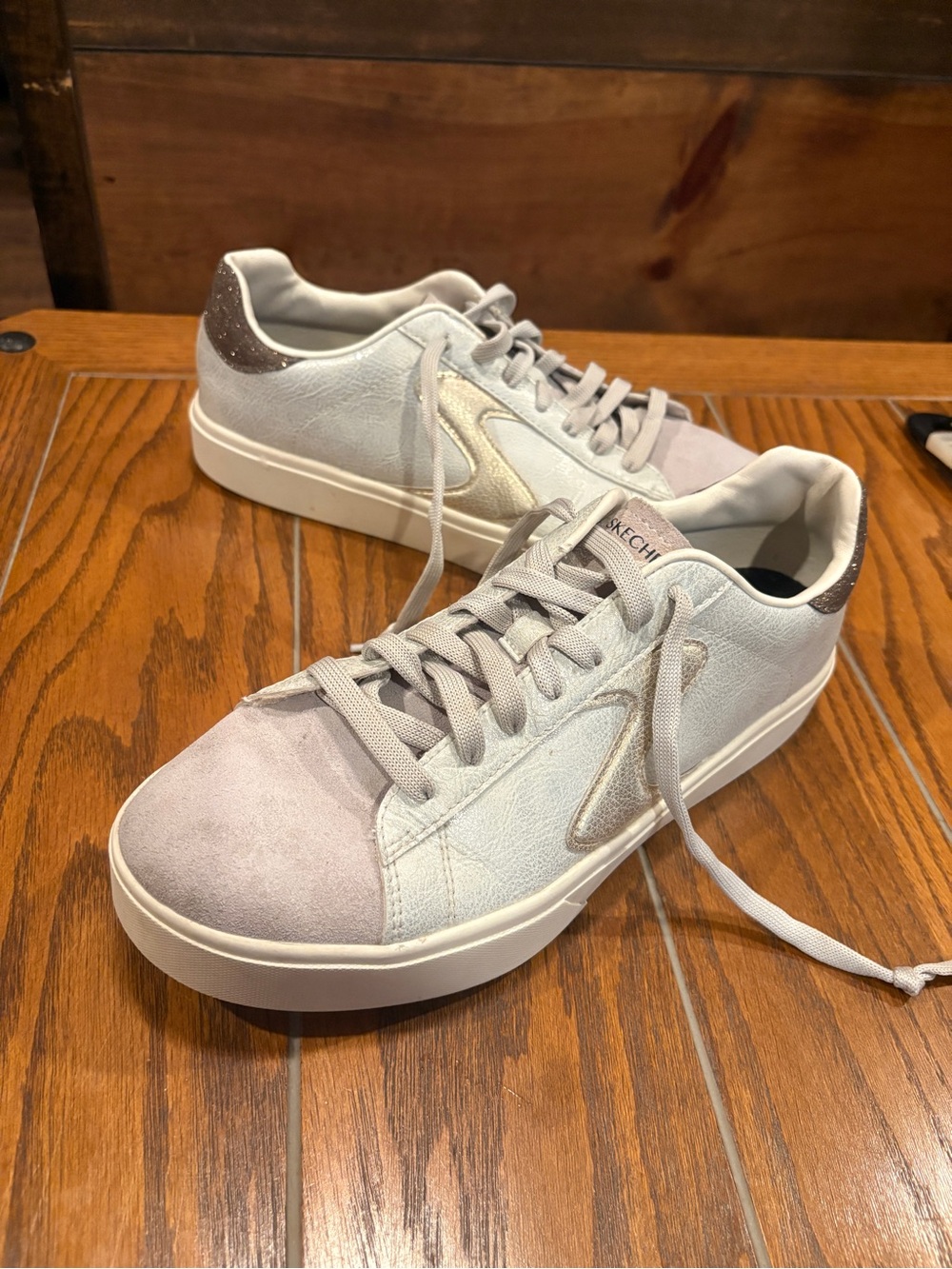 Skechers Women's Low-Top Sneakers in Light Gray and Silver Accents